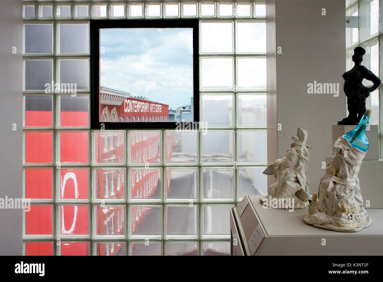 Glas Block Wand mit Skulpturen in der Ogden Museum für Zeitgenössische Kunst in New Orleans, LA. Stockfoto
