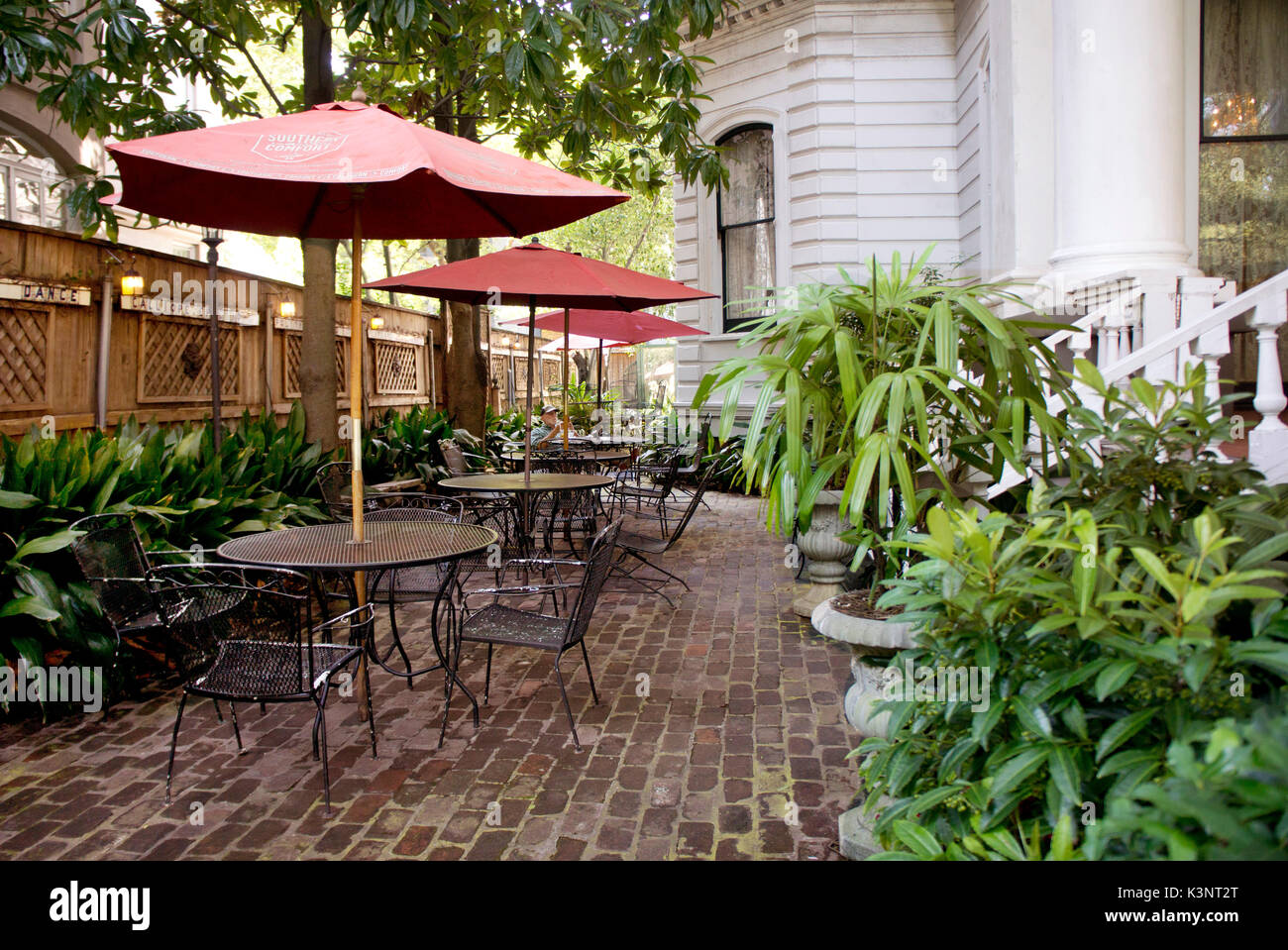 Die Spalten Hotel (patio) auf der St. Charles Avenue New Orleans, LA. USA Stockfoto