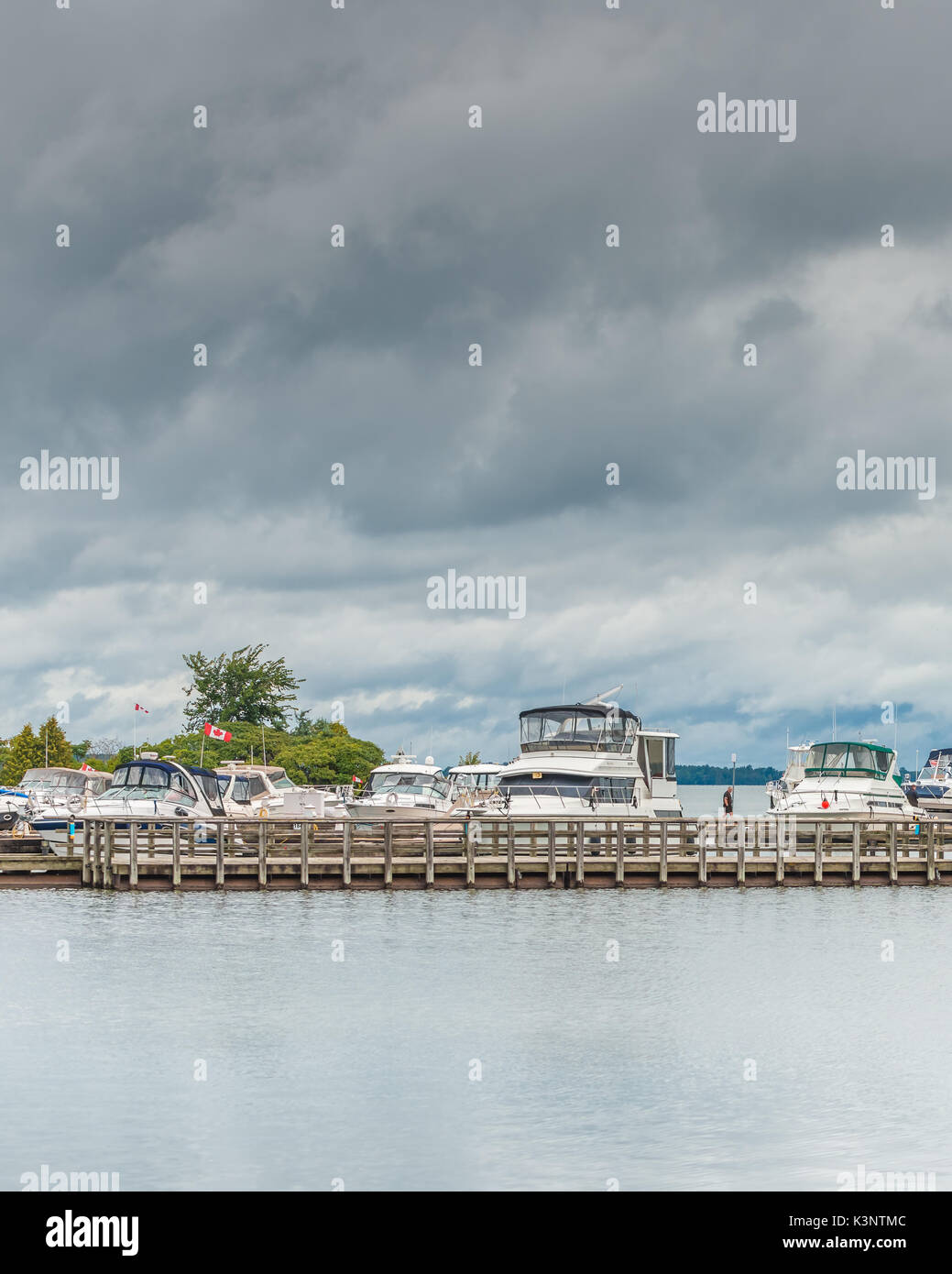Sportboote sicher angedockt am Hafen von Orillia Ontario Kanada als Spätsommer Stürme durch Rollen. Stockfoto