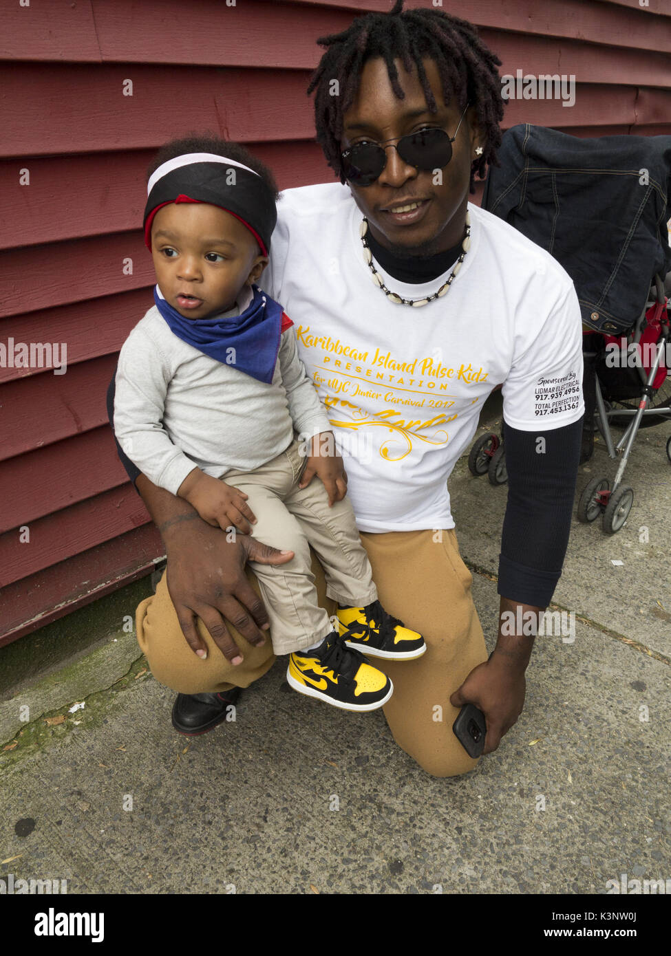 Brooklyn, USA. 2. September 2017. Trinidadian Vater wirft mit seinen 14 Monate alten Kind auf der 50. jährlichen karibischen Karneval in Brooklyn, NY, Stockfoto