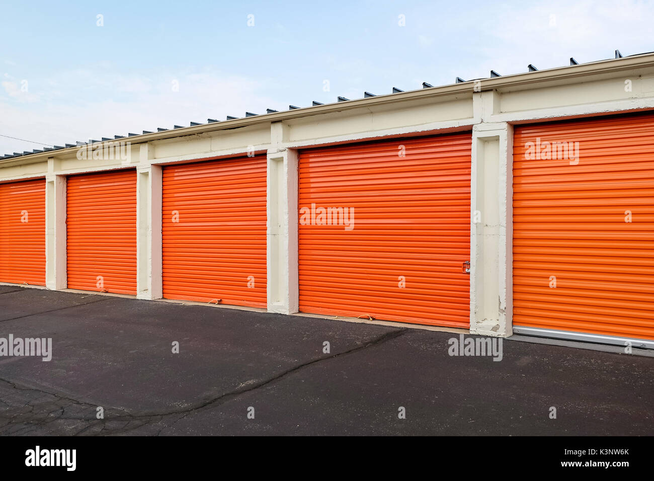 Zeile eines orange Metall Türen eines öffentlichen Lagerhaltung, Perspektive Stockfoto