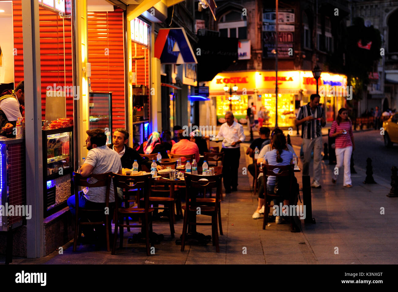 Istanbul, Türkei - Juli 3,2015: Restaurant am Straßenrand in der Nacht in Istanbul, Türkei. Stockfoto
