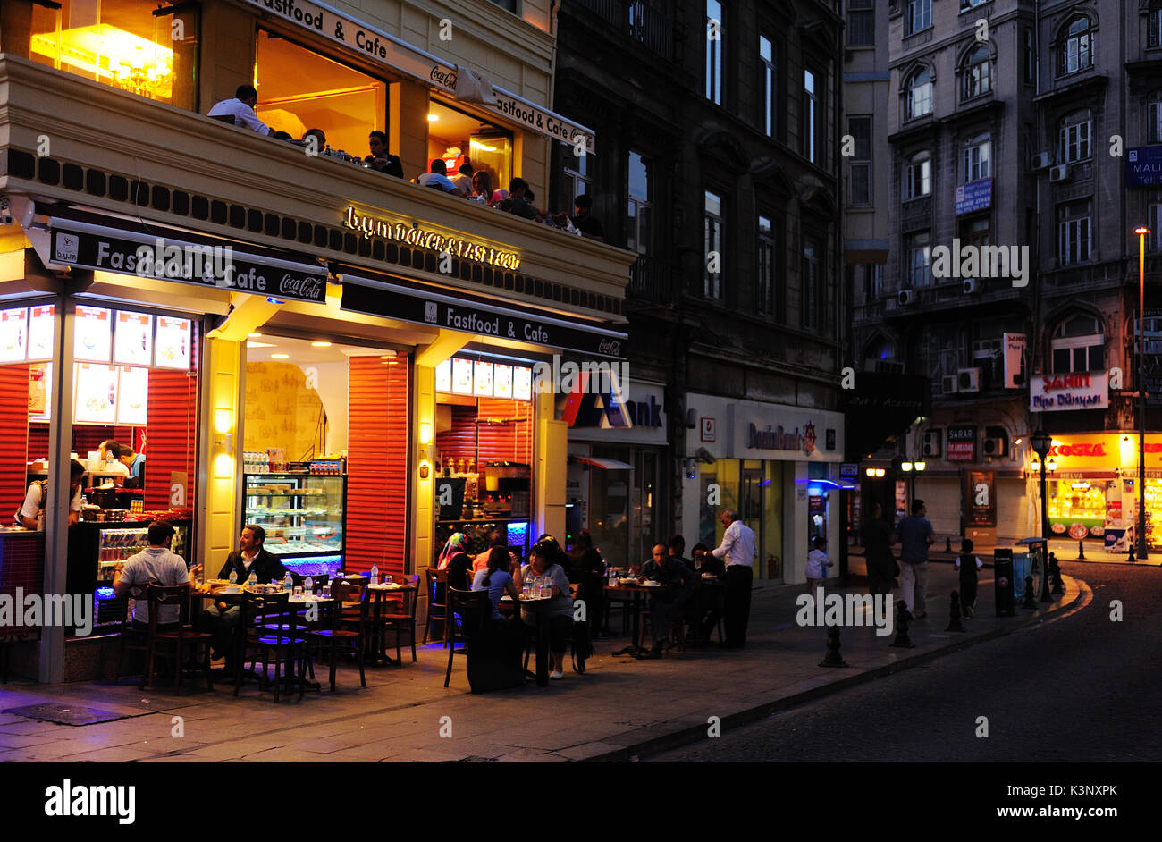 Istanbul, Türkei - Juli 3,2015: Restaurant am Straßenrand in der Nacht in Istanbul, Türkei. Stockfoto