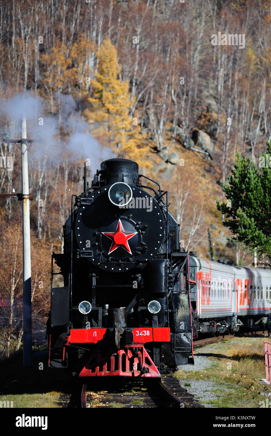 Listvyanka, Russland - auf Okt 11,2015: Eine alte Dampflok im Bahnhof neben der Baikalsee, Sibirien, Russland. Stockfoto