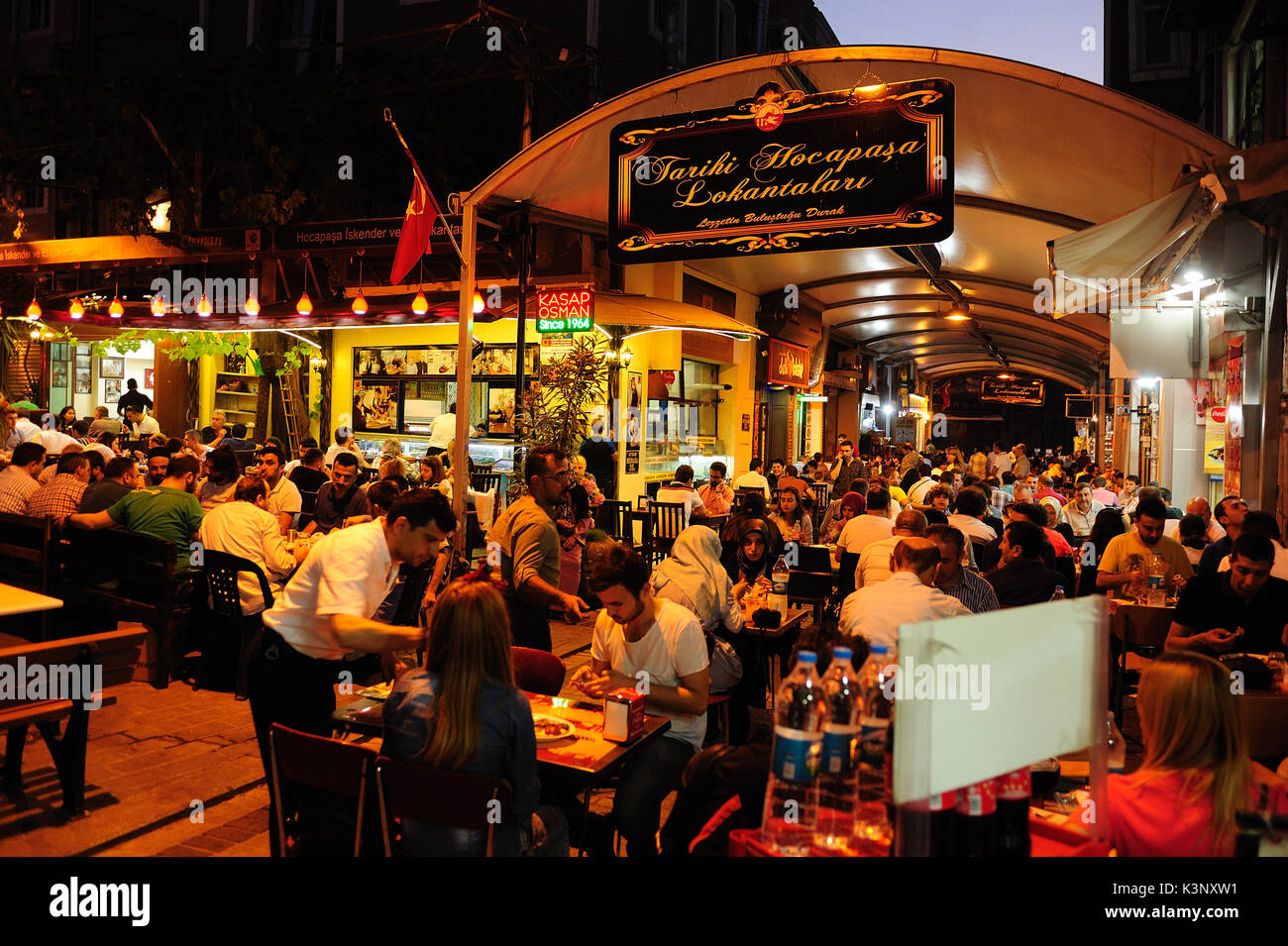 Istanbul, Türkei - Juli 3,2015: Restaurant am Straßenrand in der Nacht in Istanbul, Türkei. Stockfoto