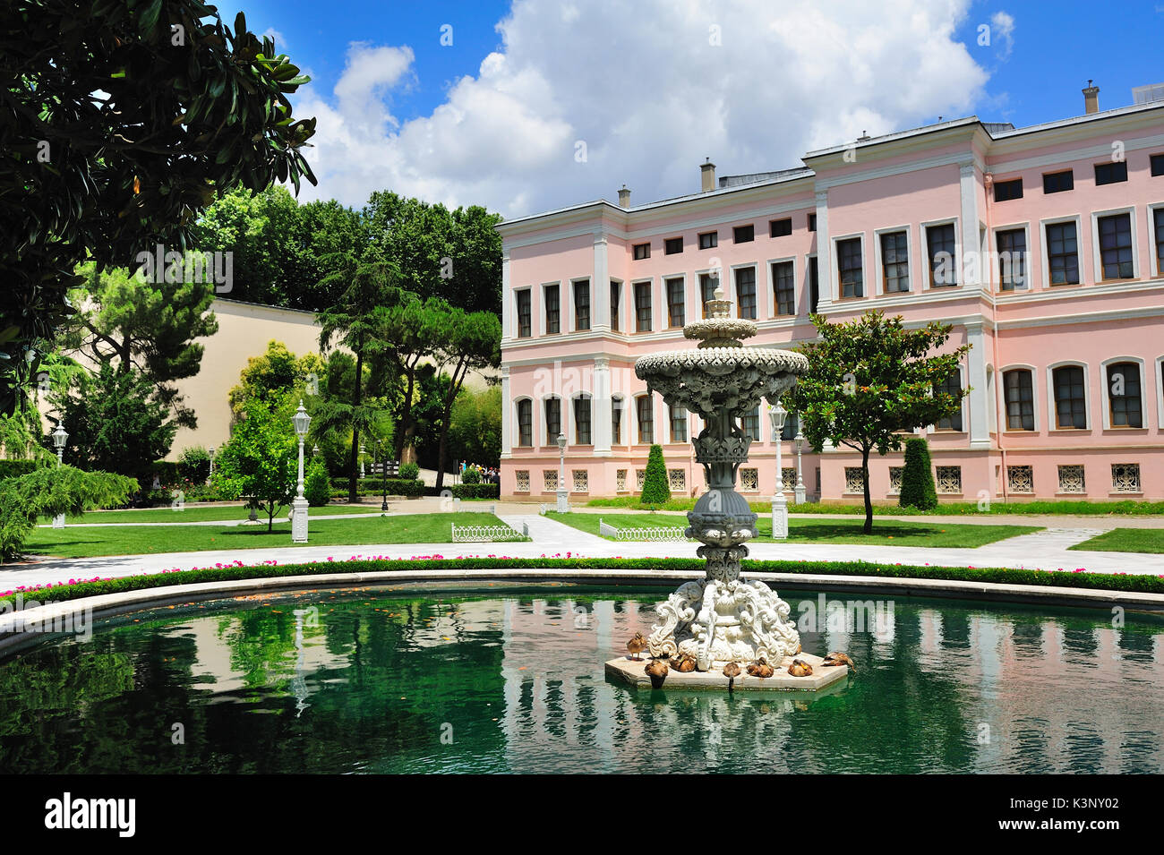 Dolmabahce Palast im Sommer in Istanbul, Türkei. Stockfoto