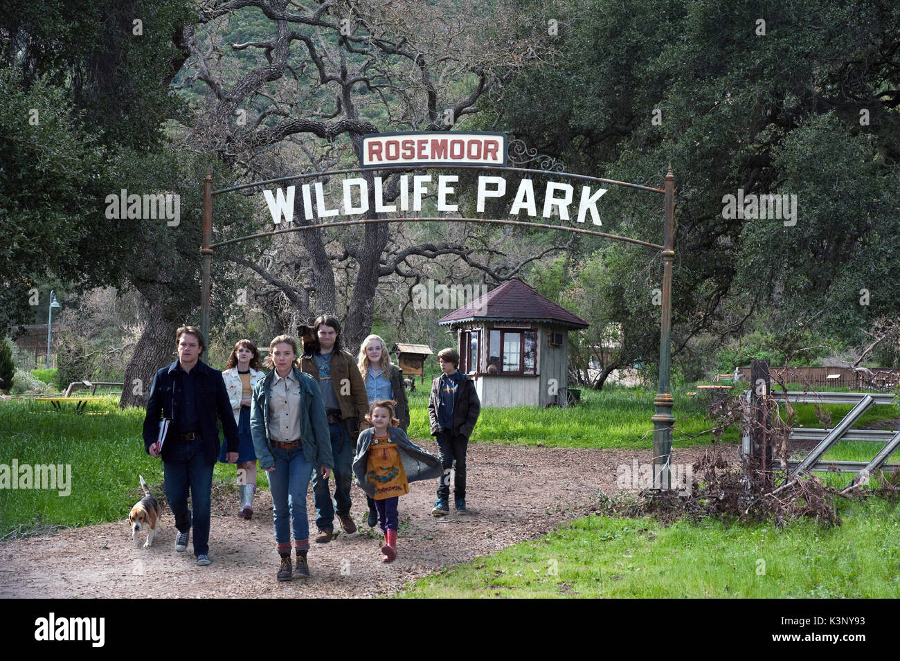 Wir kauften ein ZOO [USA 2011] [L - R] MATT DAMON, CARLA GALLO, SCARLETT JOHANSSON, PATRICK FUGIT, Elle Fanning, MAGGIE ELIZABETH JONES, COLIN FORD Datum: 2011 Stockfoto