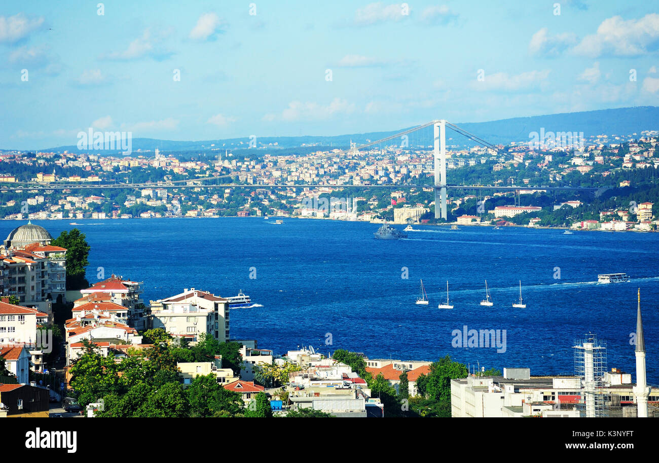 Den Bosporus und den Topkapi Palast unter blauem Himmel in Istanbul, Türkei. Stockfoto