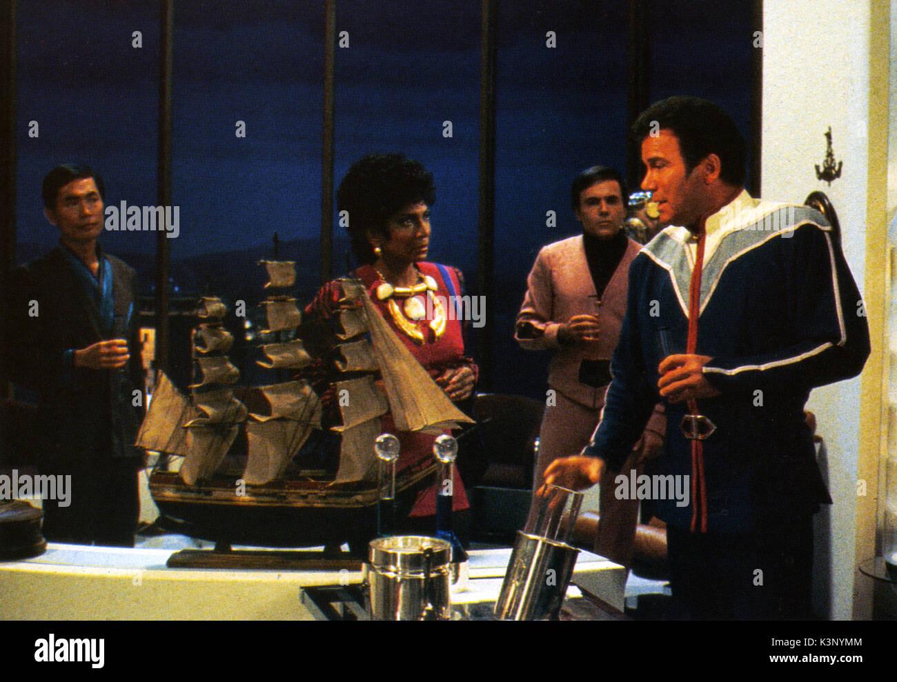 STAR TREK III: AUF DER SUCHE NACH SPOCK [USA 1984] [L - R] GEORGE TAKEI als Sulu, Nichelle Nichols, Uhura, Chekov, WALTER KOENIG, William Shatner als Captain James T Kirk Datum: 1984 Stockfoto