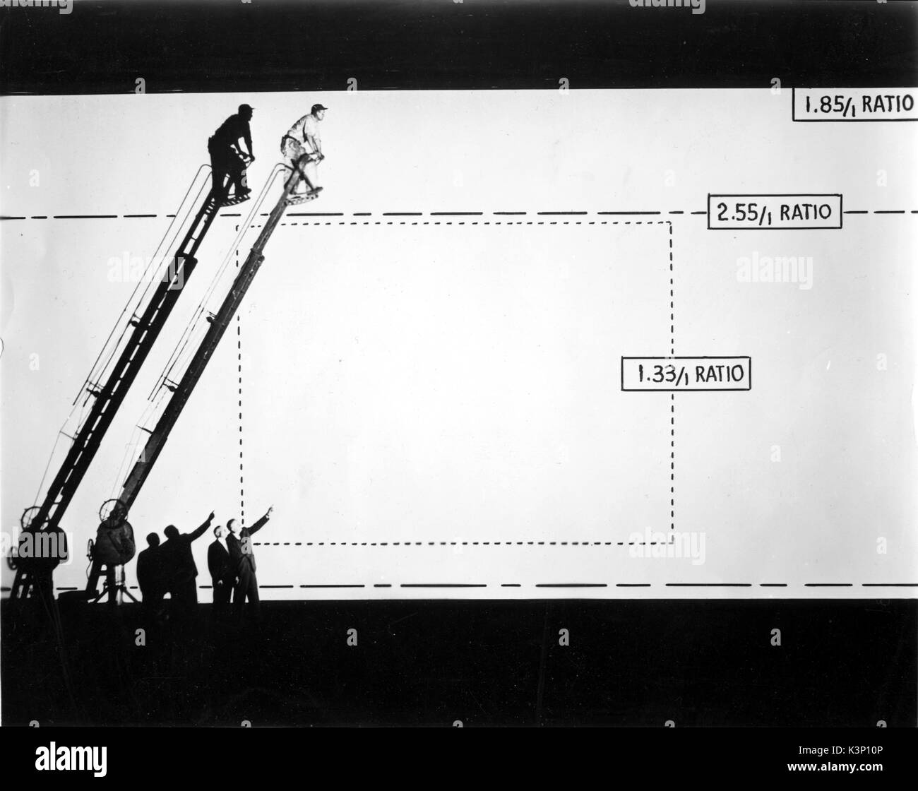 Y FRANK Freeman, Vice President von Paramount Pictures, zeigt ADOLPH ZUKOR, Paramount-Vorsitzender, den hohen und breiten Bildschirm, der in der Lage ist, VistaVision. Die gepunktete Linie zeigt, wie die gewöhnlichen Motion Picture Screen Größe im Vergleich mit den großen VistaVision Bildschirm. Die gestrichelte Linie zeigt den Vergleich von 2.55/1 ration Bild mit hohem 1.85/1 ration VistaVision Bildschirm Stockfoto