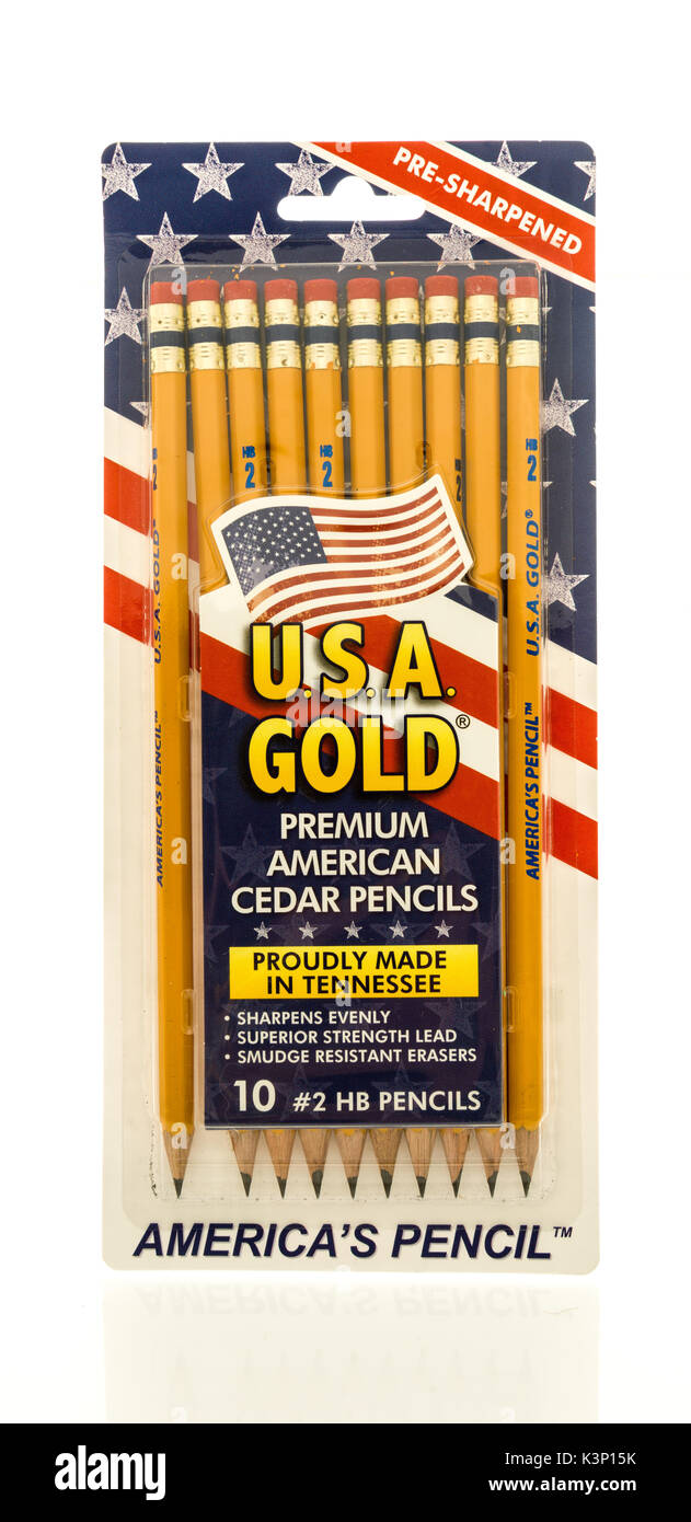 Winneconne, WI - 30. August 2017: Ein Feld von USA Gold zeder Bleistifte in einem isolierten Hintergrund. Stockfoto