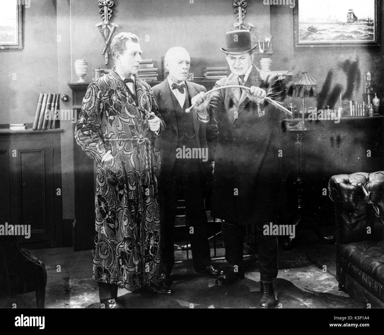 Die GESPRENKELTE BAND [BR1923] EILLE NORWOOD als Sherlock Holmes [Links] Datum: 1923 Stockfoto