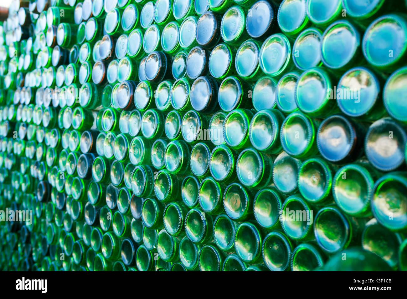 Eine Menge Glasflaschen in die Wand für Hintergrund oder Textur Stockfoto