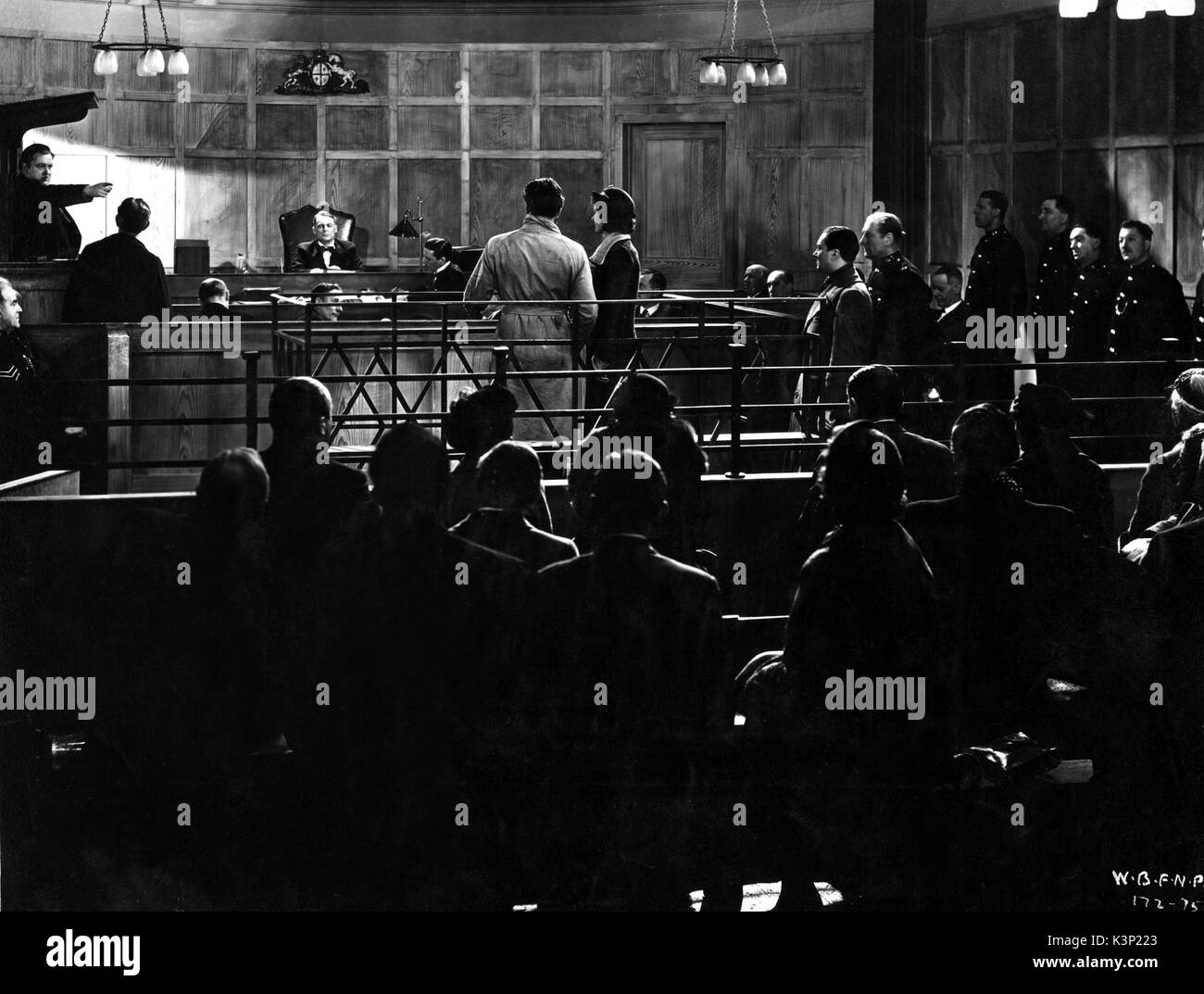 Eines Tages [BR 1935] RAYMOND LOVELL [ganz links, zeigen], ESMOND KNIGHT, MARGARET LOCKWOOD [center, Rücken zur Kamera Datum: 1935 Stockfoto