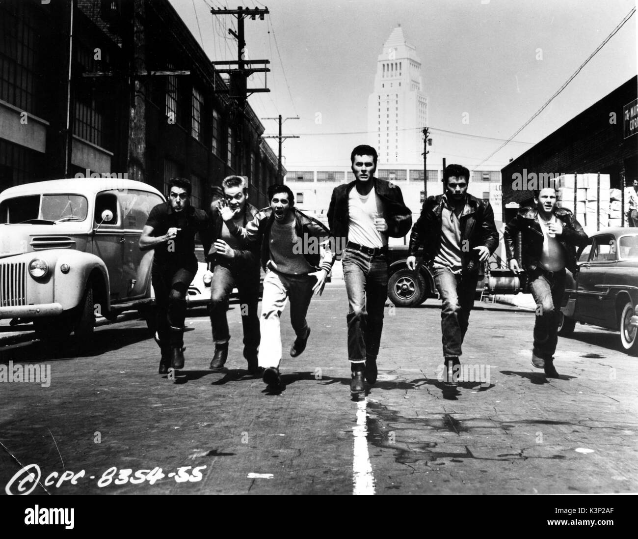 RUMBLE AUF DEN DOCKS [USA 1956] JAMES DARREN [center] Datum: 1956 Stockfoto