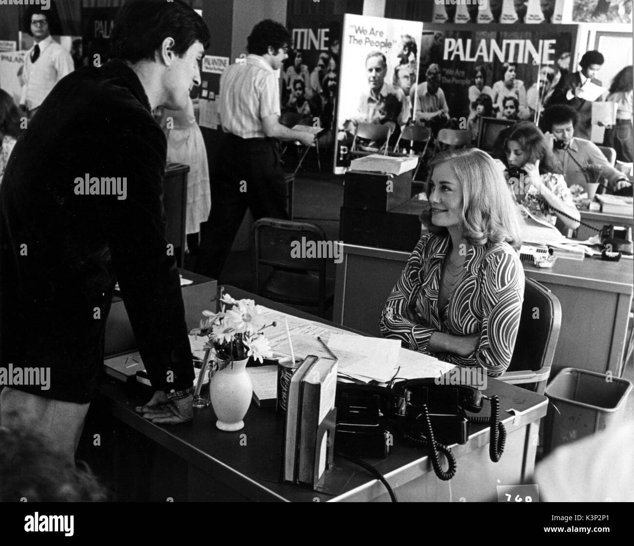TAXI DRIVER [USA 1976] [L - R] Albert Brooks [Hintergrund], ROBERT DE NIRO als Travis Bickle, Cybill Shepherd Datum: 1976 Stockfoto