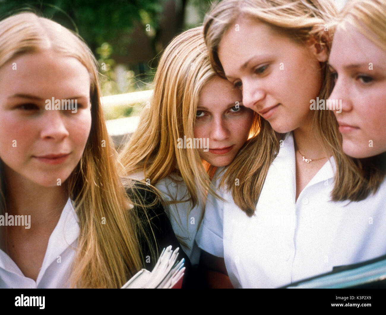 Die Jungfrau selbstmorde [USA 1999] [L - R] LESLIE HAYMAN als Therese Lissabon, Kirsten Dunst als Lux Lisbon, A J COOK als Maria Lissabon, CHELSIE SWAIN als Bonnie Lissabon Datum: 1999 Stockfoto