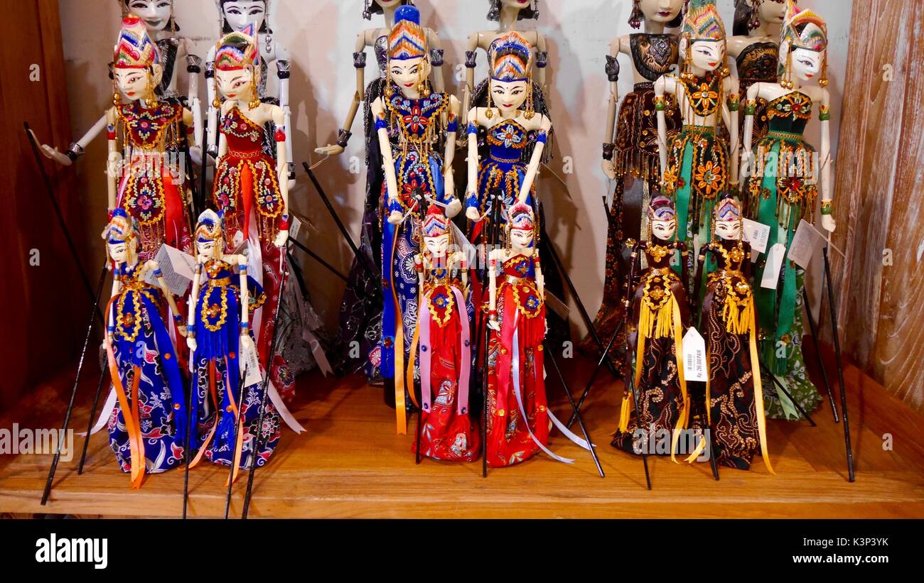 Eine Reihe zarter, handgefertigter, traditioneller Wayang-Figuren im Souvenirshop auf der indonesischen Insel Bali Stockfoto