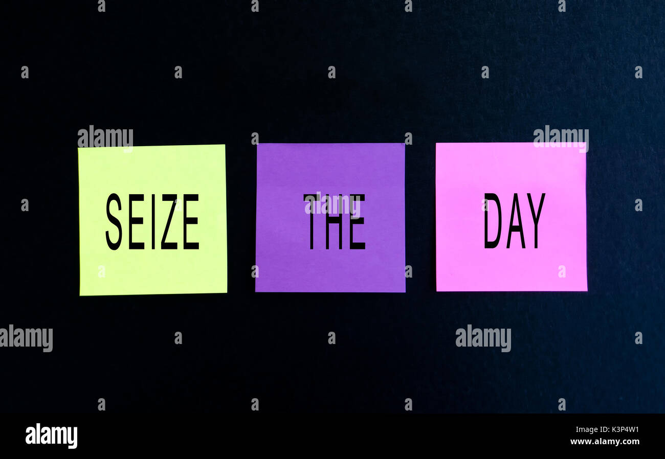 Inspirierende Worte - der Tag, an Haftnotiz schwarzen Hintergrund nutzen Stockfoto