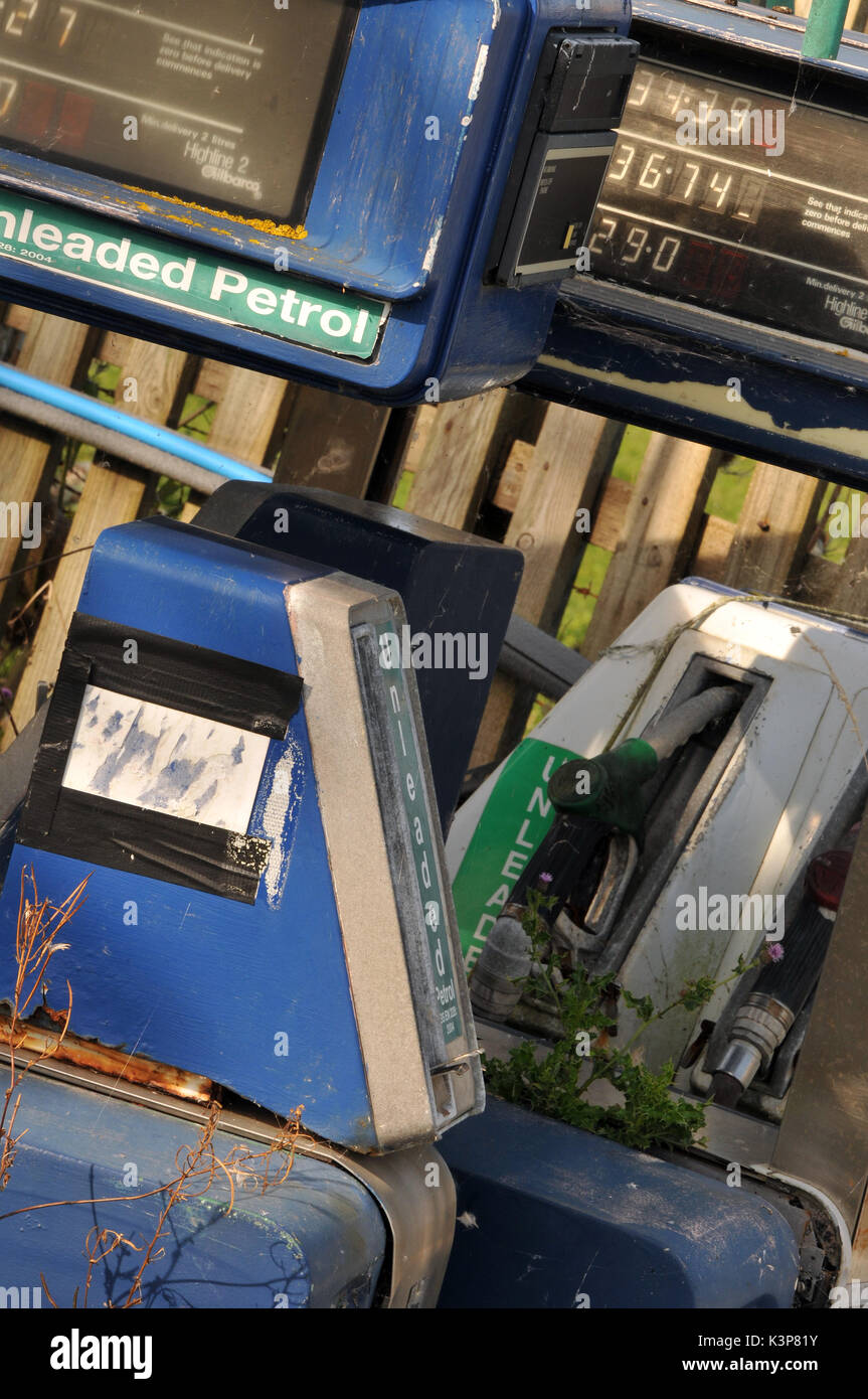 Redundante Benzin pumpen Stillgelegten an einem verlassenen Garage nicht mehr Verkauf von Benzin oder Diesel Kraftstoffe der Zukunft Benzin derv aus rostigen verwenden, um Kraftstoff Benzin Stockfoto