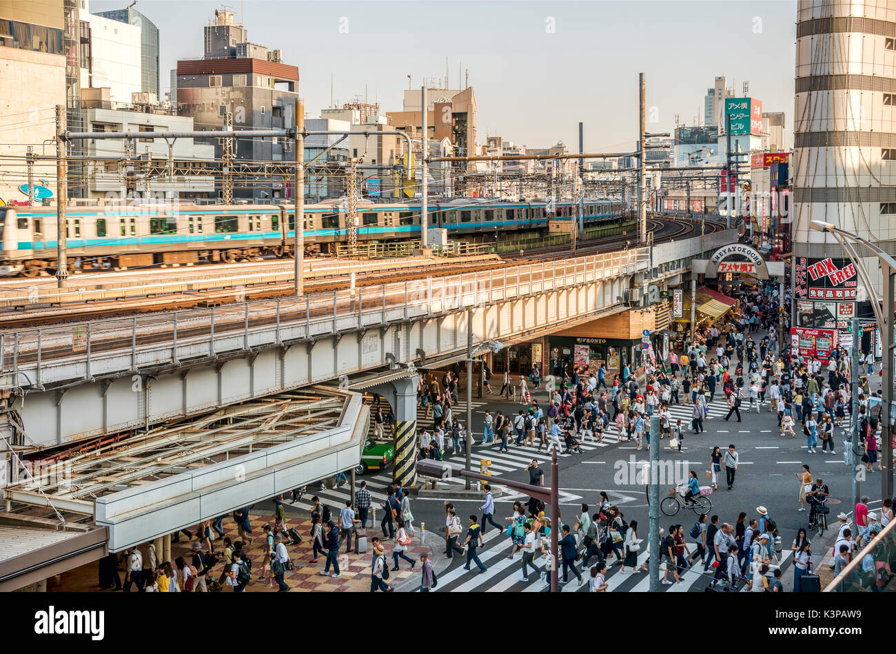 Stadtbild im Geschäftsviertel Ueno Station, Tokio, Japan Stockfoto