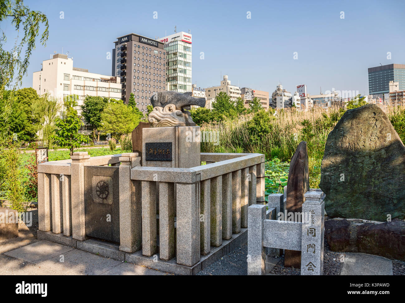 Denkmal in Erinnerung an Fugu Fische im Benten Do Tempel, Ueno Park Bereich, Tokio, Japan Stockfoto