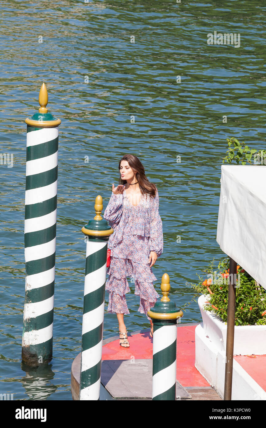 30. August 2017. Brasilianische Modell Izabel Goulart posing zu einem Fotoshooting auf dem 74. Filmfestival von Venedig, Venedig, Italien, auf der Rückseite ein Wassertaxi Stockfoto
