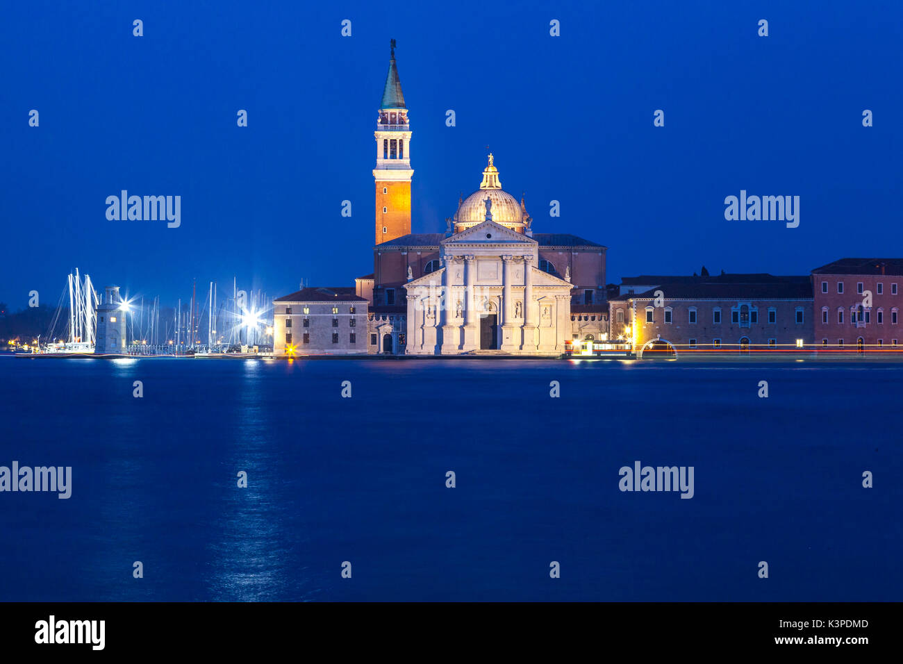 Venedig, Venetien, Italien, Blick auf die Insel San Giorgio Maggiore an der blauen Stunde mit Kirche und Kloster der Benediktiner beleuchtet und leichte Spuren von einem Stockfoto