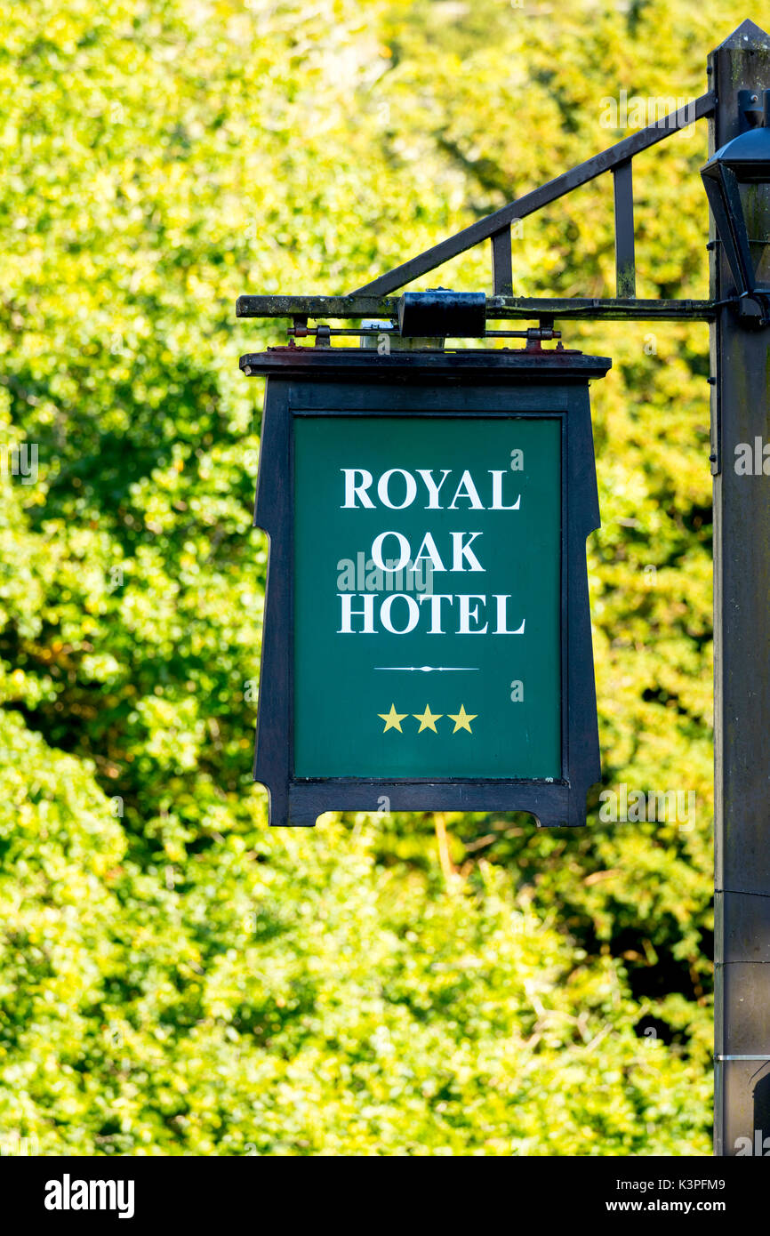 Royal Oak Hotel Schild vor dem Hotel auf der A 5 Im beliebten Touristenort Betws-y-Coed, Wales, Großbritannien Stockfoto