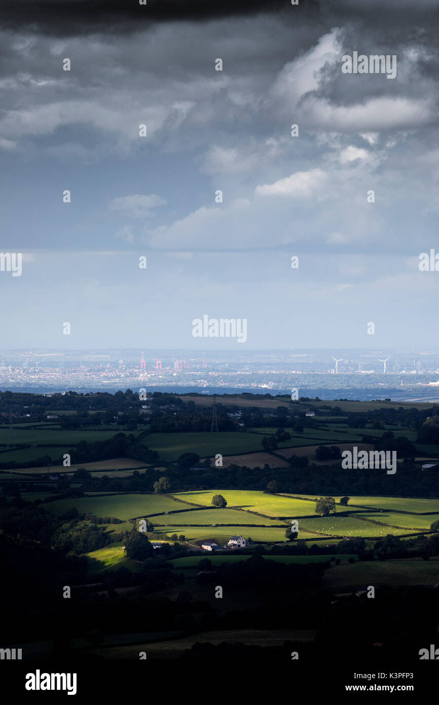 Ein Weg der ländlichen Ackerland in Flintshire beleuchtet von einem Bruch in der forboding Wolken und Wetter wie schlechtes Wetter über Pässe, Wales, Großbritannien Stockfoto