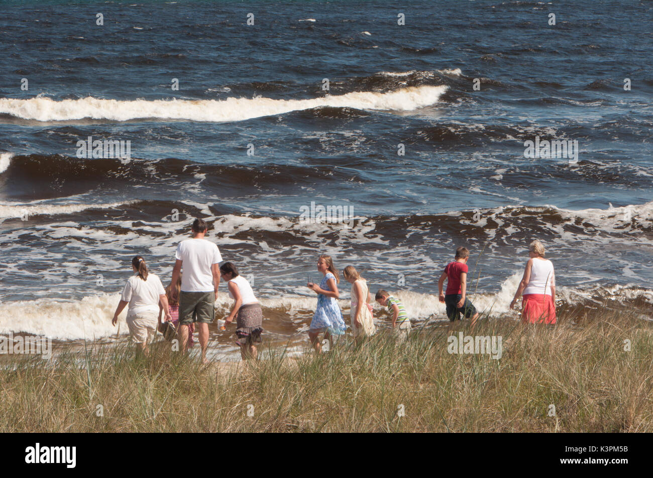 Der Strand Åhus, Schweden. Freunde spielen am Strand. Stockfoto