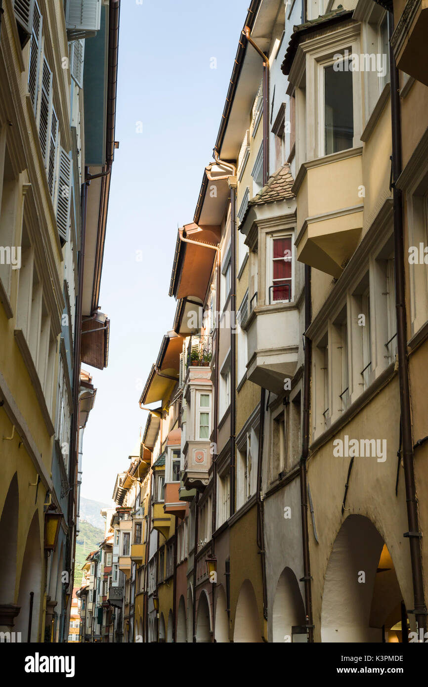 Via dei Portici, eine schmale Straße der historischen Gebäude in der Altstadt von Bozen (Bozen) im Alto Adige (Südtirol), Italien. Stockfoto