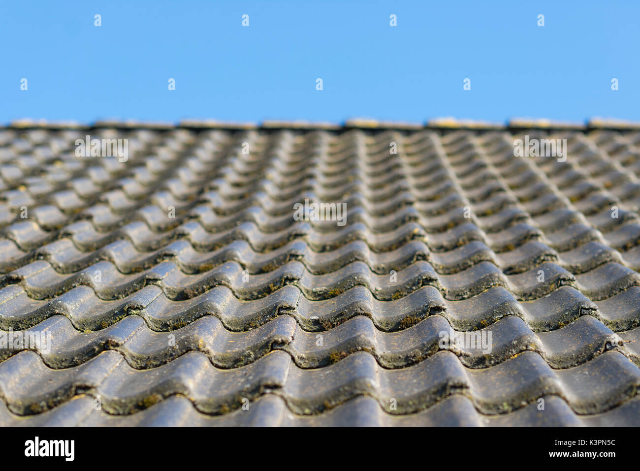 Dach hing mit grauem Beton Dachziegel als Hintergrundbild Stockfotografie -  Alamy