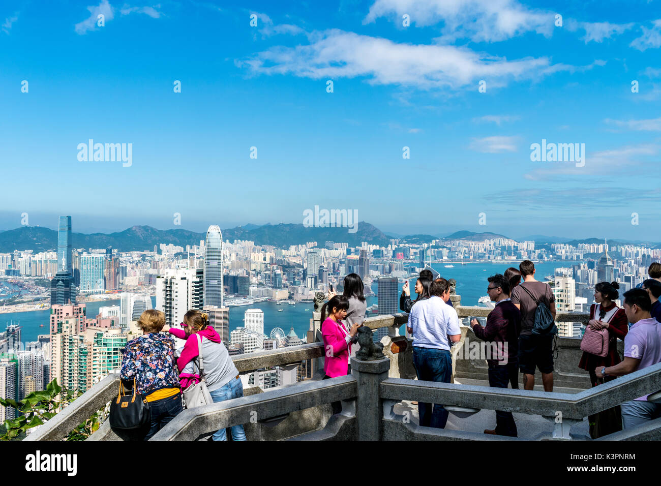 Touristen genießen die Aussicht vom Gipfel in Hongkong Sar Stockfoto