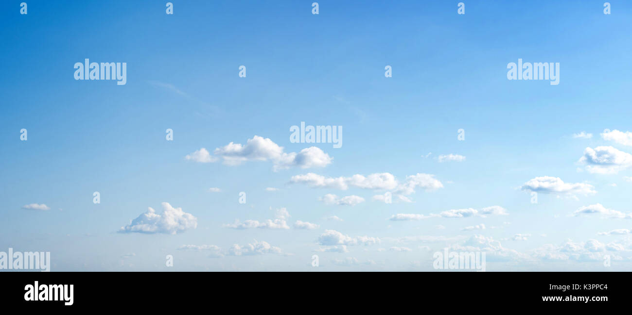 Klarer Himmel und Wolken Stockfoto