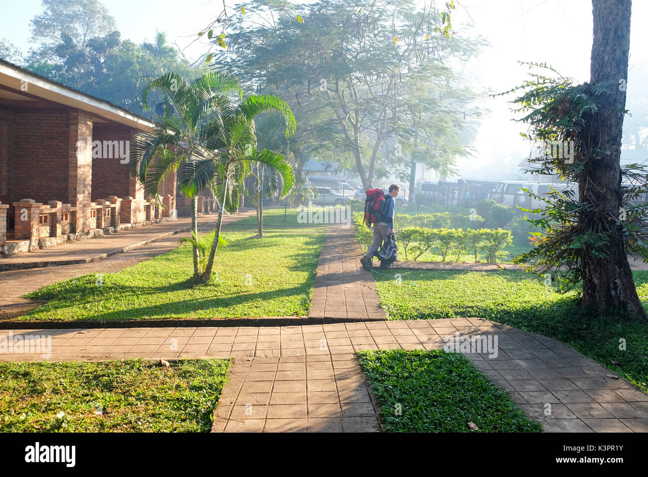 Ein Reisender trägt seinen Beutel in der Morgensonne, Myanmar Stockfoto