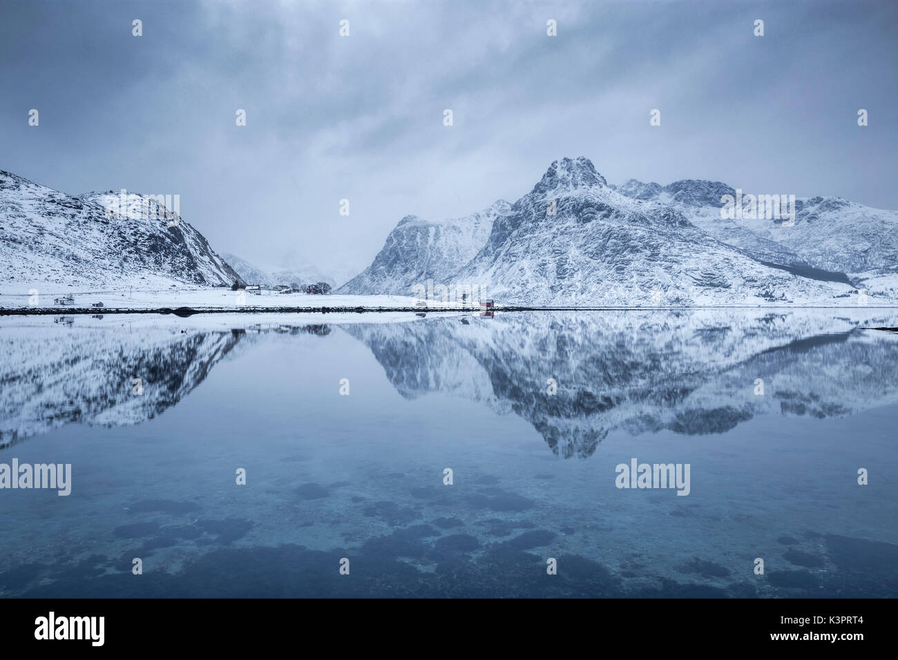 Perfekte Spiegelung Berge und rote Haus, Lofoten Inseln, Norwegen Stockfoto