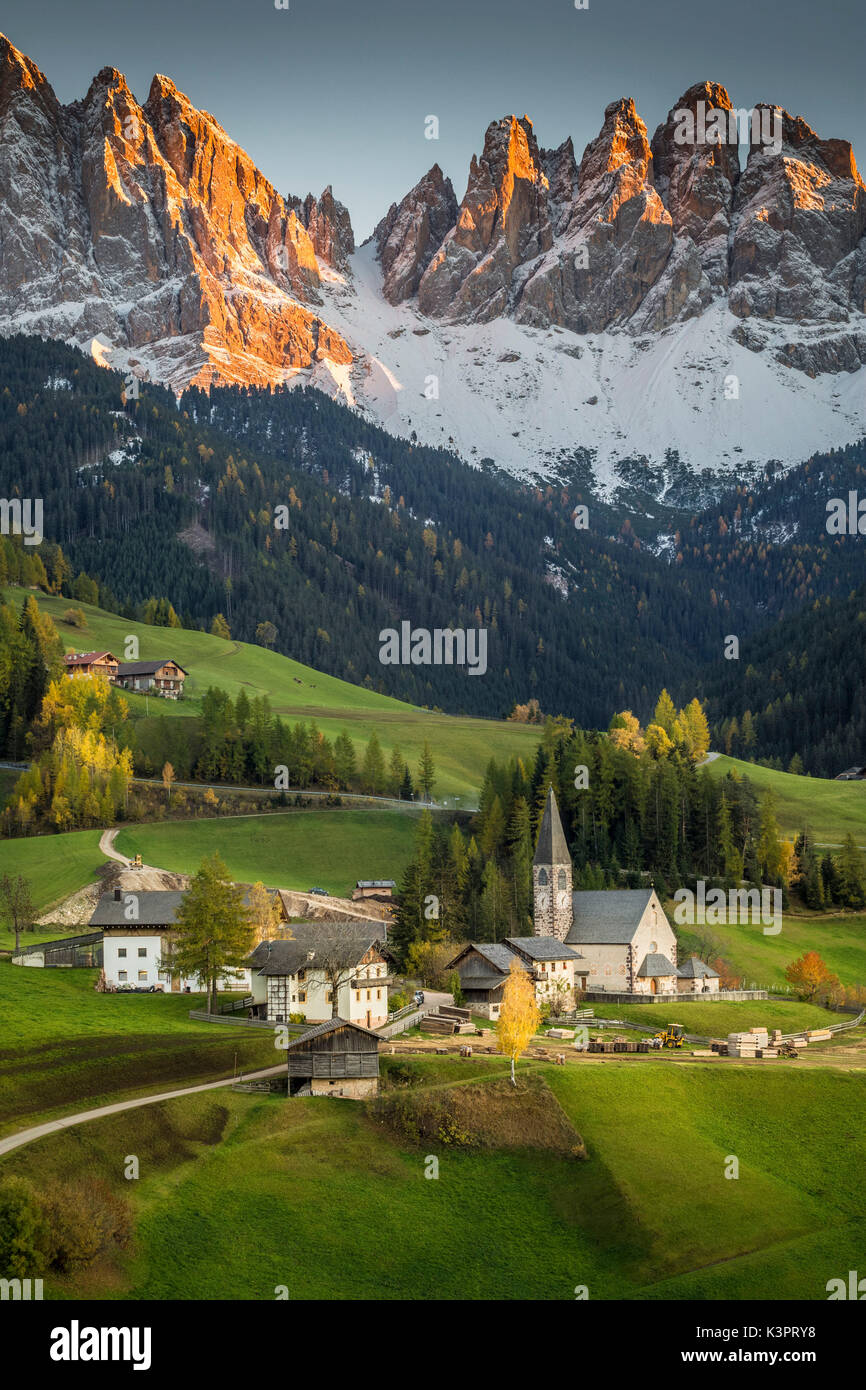 Val di Funes, Trentino Alto Adige, Italien. Santa Magdalena Dorf und Geisler Berge bei Sonnenuntergang. Stockfoto