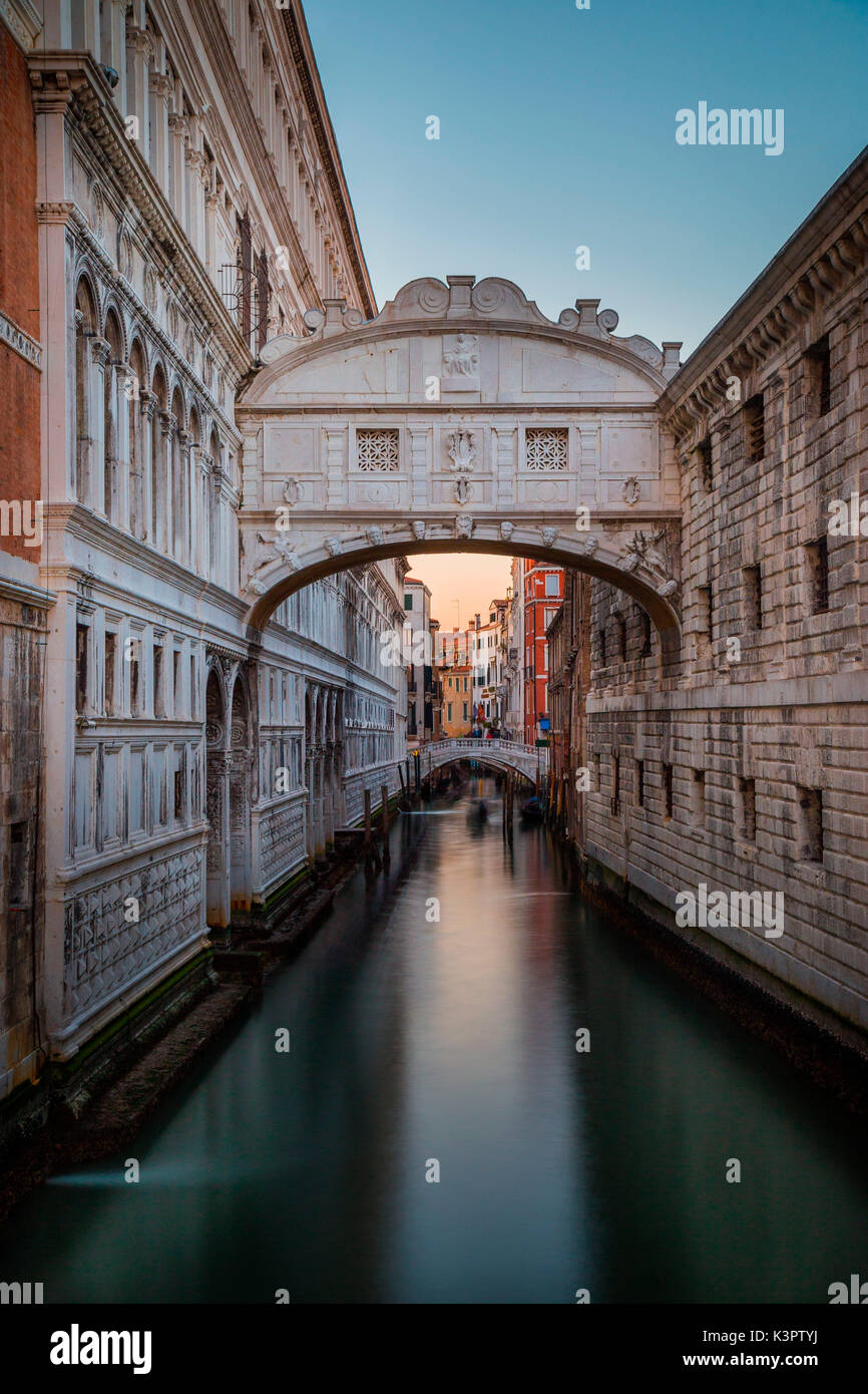 Whisper Brücke, Venedig, Venetien, Italien. Prspective und lange Belichtung Ansicht während des Sonnenuntergangs. Stockfoto