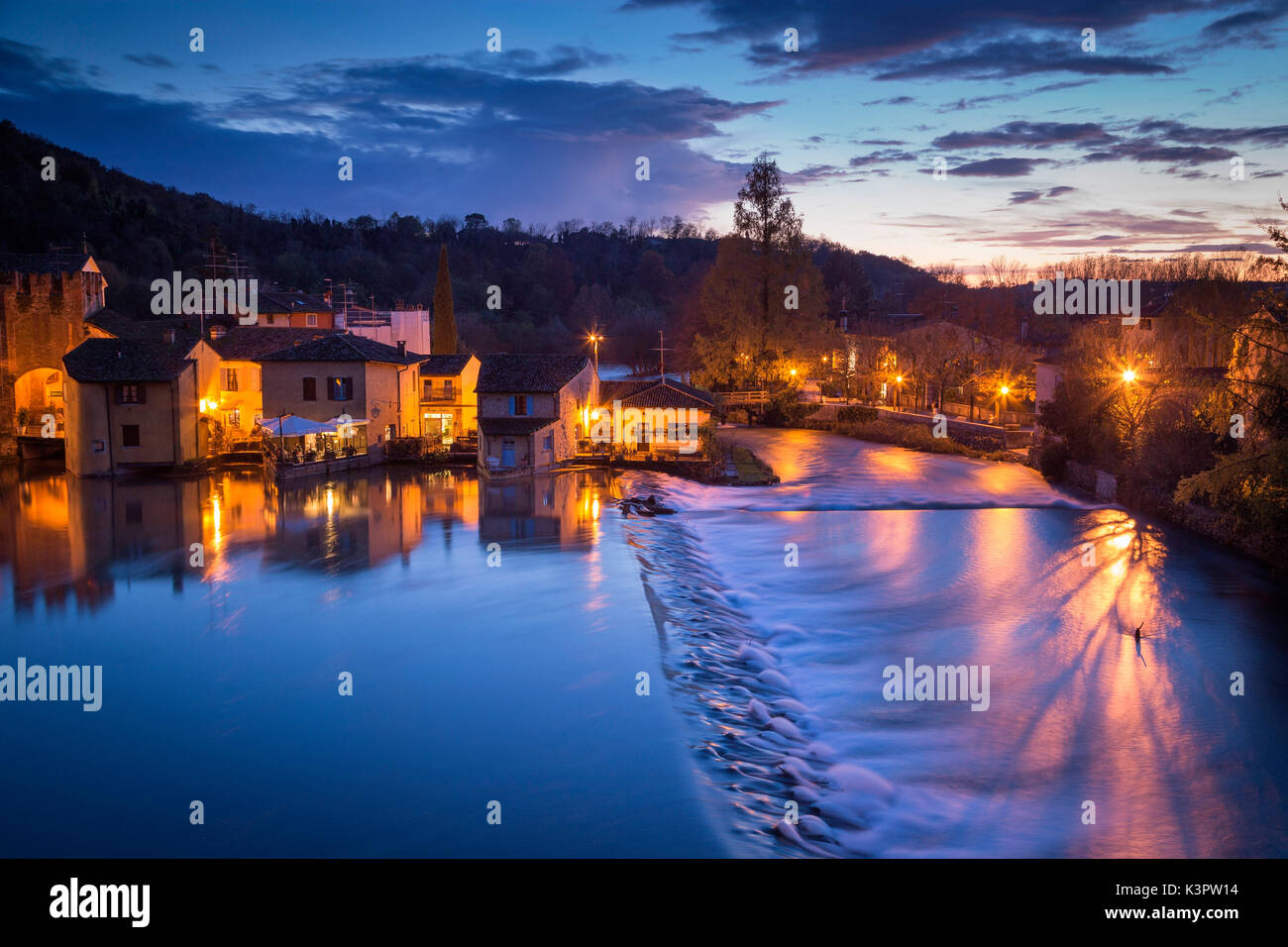 Valeggio sul Mincio, Venetien, Italien. Landschaft Blick auf das Dorf während Ein farbenfroher Sonnenuntergang. Stockfoto