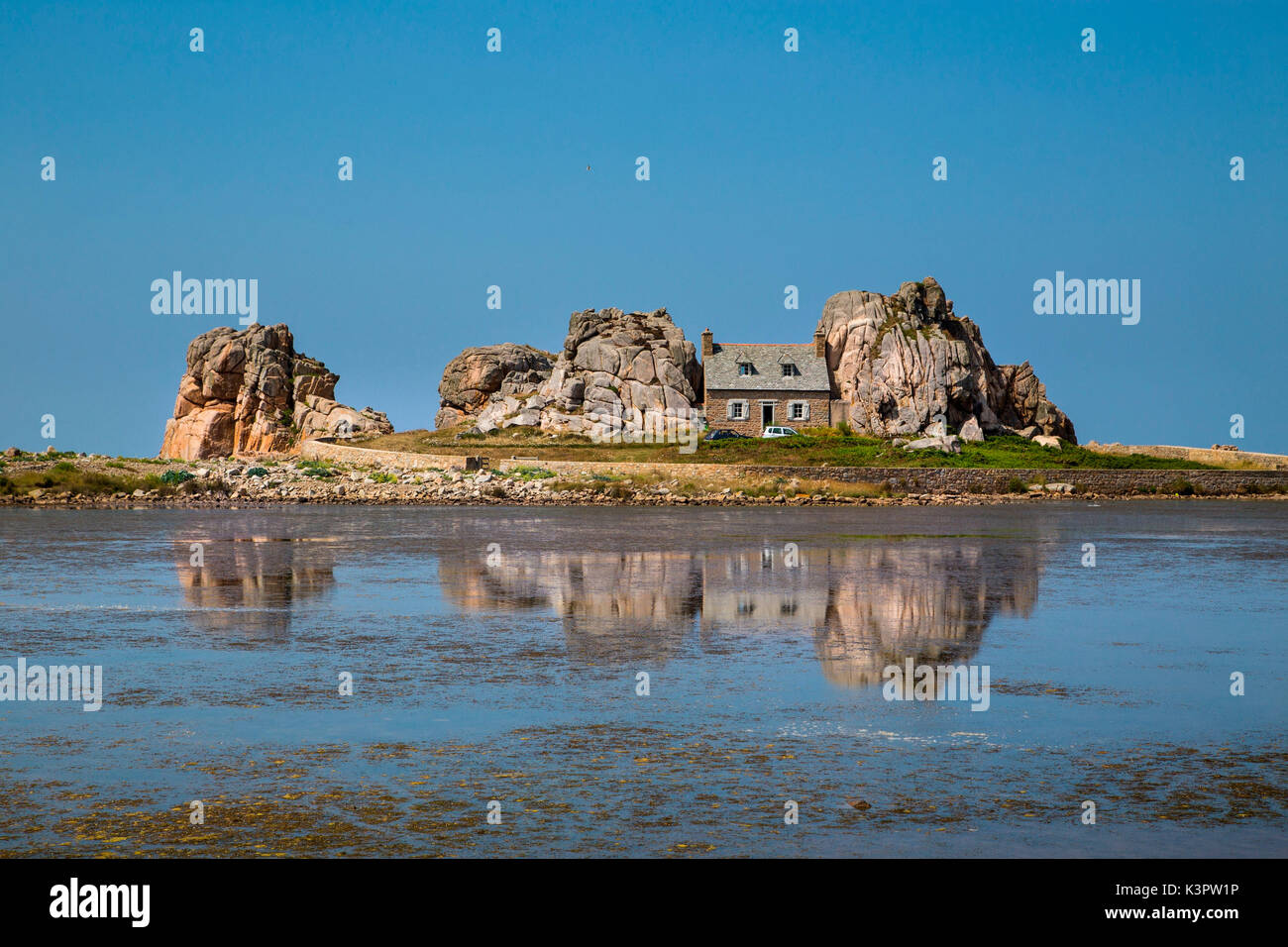Bretagne Frankreich Das Beruhmte Haus Von Felsen Umgeben Die