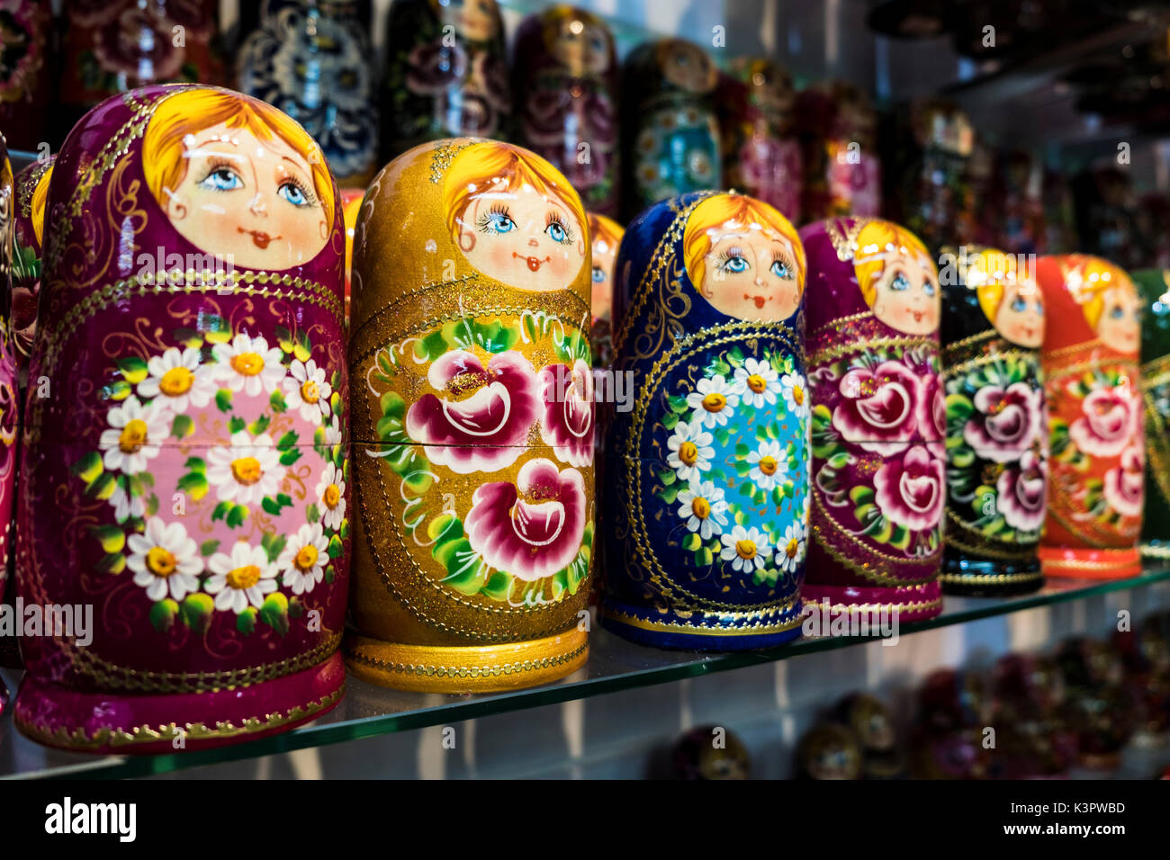 Sankt Petersburg, Russland, Eurasien. Matrjoschka Puppen sind die beliebtesten Souvenirs aus Russland. Stockfoto