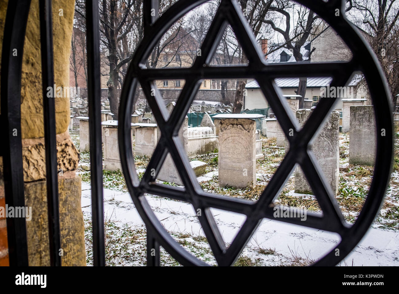 Krakau, Polen, Nord Ost Europa. David stern Symbol auf dem Zaun des Alten jüdischen Friedhofs. Stockfoto