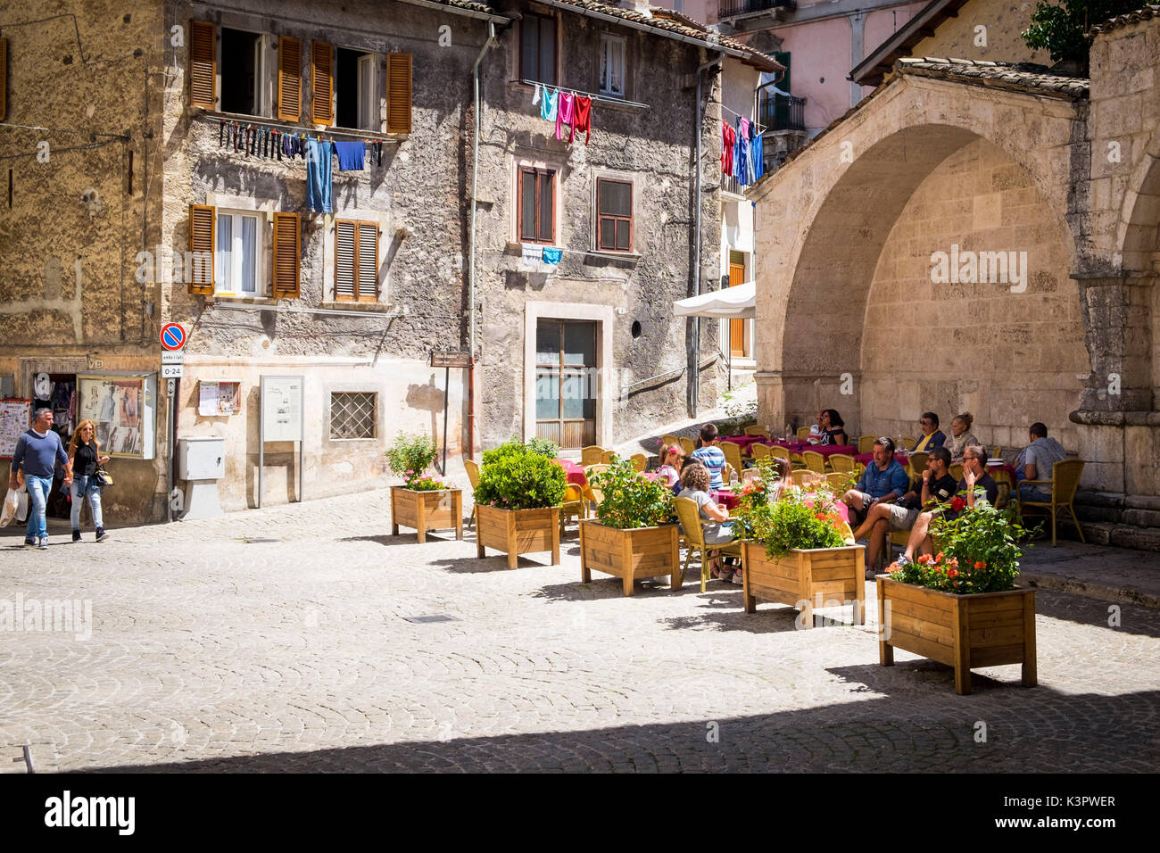 Scanno, Abruzzen, Italien, Europa. Entspannen Sie sich in der Nähe von Sarracco Brunnen. Stockfoto
