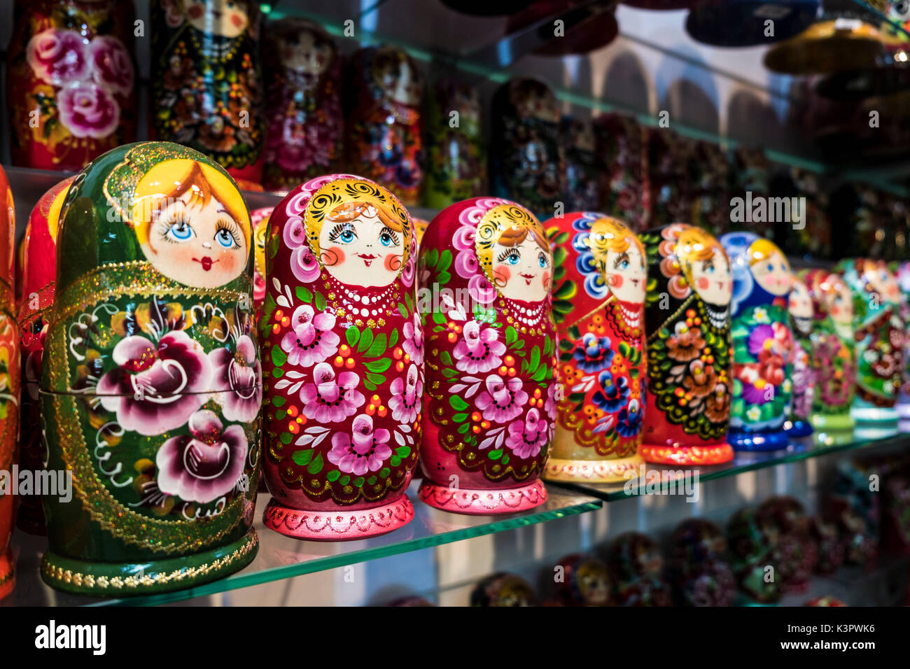 Sankt Petersburg, Russland, Eurasien. Matrjoschka Puppen sind die beliebtesten Souvenirs aus Russland. Stockfoto