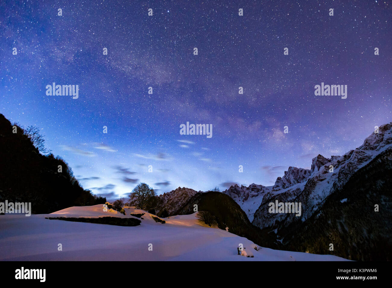 Milchstraße über dem Val bondasca Peaks (sciore, pizzo cengalo, Pizzo Badile) von Soglio, in einem nigth nach einem starken Schneefall, Val Bregaglia, Graubünden, Schweiz Stockfoto