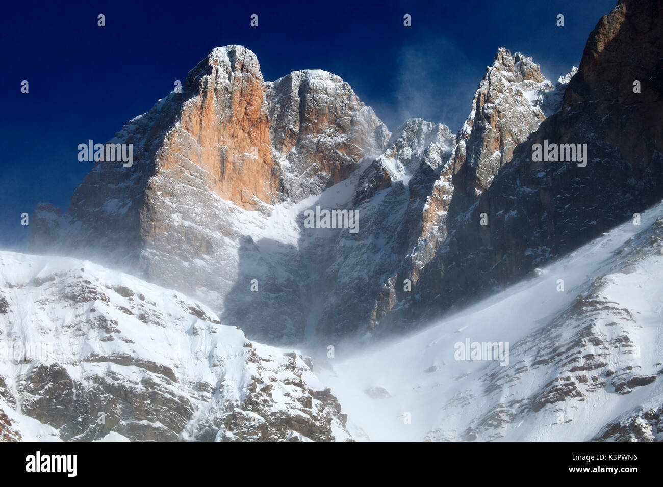 Pale di San Martino in einem Winter windigen Tag, Passo Rolle, Provinz Belluno, Venetien, Italien Stockfoto