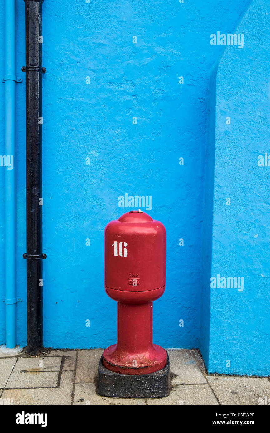 Burano, Venedig, Venetien, Italien, Norden und Osten Europas. Rote und blaue Wand. Stockfoto