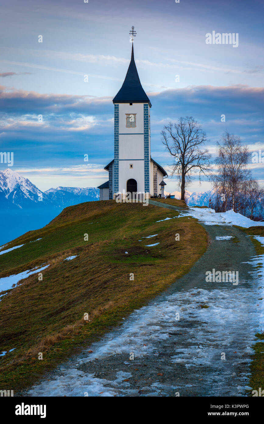 Jamnik, Slowenien, Europa. St. Primus und Felician Kirche in der Nähe des Bleder Sees. Stockfoto