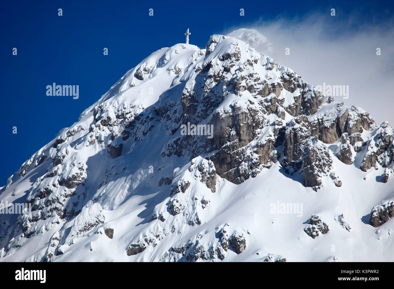 Den Gipfel des Monte Resegone von Schnee bedeckt, von Monte Magnodeno, Provinz von Lecco, Lombardei, Italien Stockfoto